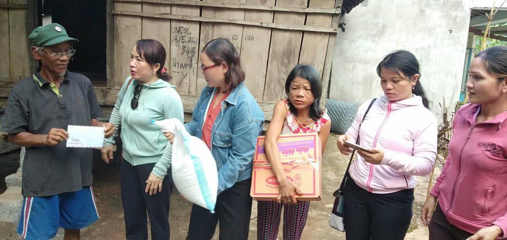Sơn Màu: Phụ nữ huyện Sơn Tây thăm hỏi, động viên và hỗ trợ quà cho...