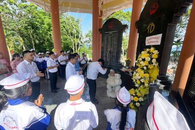 Trường THCS Sơn Tinh tổ chức hoạt động giáo dục truyền thống “Đền ơn đáp nghĩa” tại nghĩa trang liệt sỹ huyện Sơn Tây