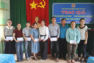 Tặng 40 suất quà cho Đoàn viên, người lao động có hoàn cảnh khó khăn