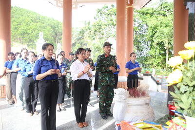 Tập thể Trường Mầm non xã Sơn Dung, dâng hương, hoa tại Nghĩa trang liệt sĩ huyện.