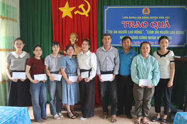 Tặng 40 suất quà cho Đoàn viên, người lao động có hoàn cảnh khó khăn