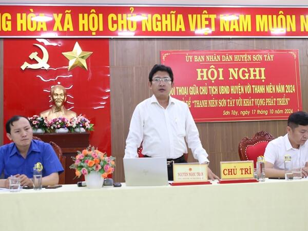 Chủ tịch UBND huyện Sơn Tây đối thoại với thanh niên.